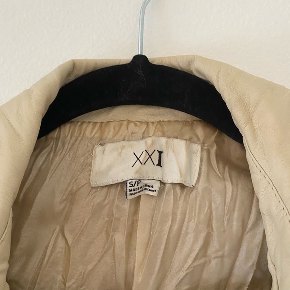 Leather vest with studs - Picture 2 of 2